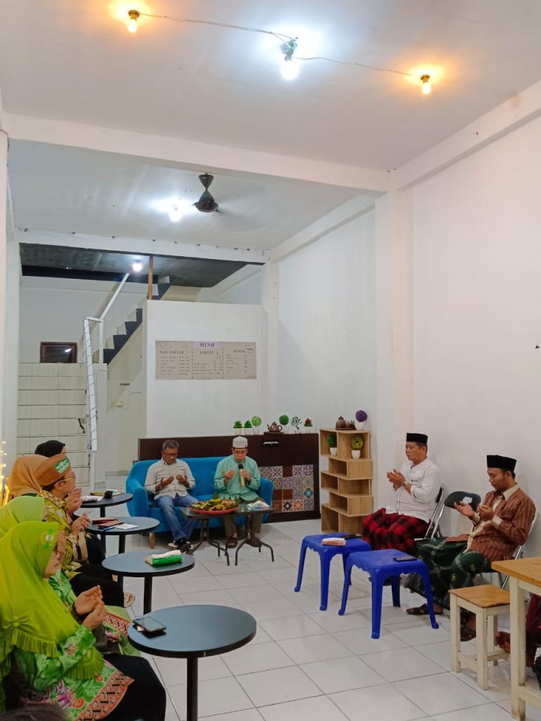 Doa bersama dipimpin Rois Syuriyah PWNU Kalteng, KH Chairuddin Halim menandai operasional Kedai NUKita