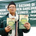 KH. Cep Herry Syarifuddin, menunjukkan karyanya