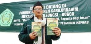 KH. Cep Herry Syarifuddin, menunjukkan karyanya