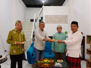 Penasihat Lakpesdam NU Kalteng, Katma F Dirun meresmikan operasional Kedai NUkita, Selasa malam di Jl G Obos VII