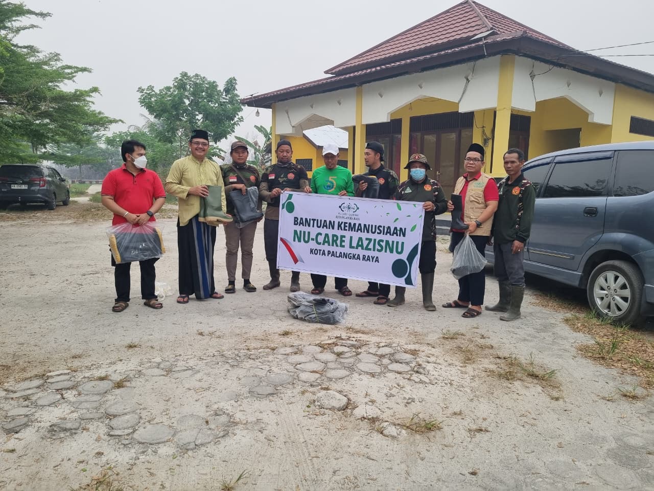 NU-Care Lazisnu Menyerahkan Sepatu Boots untuk Banser Kalteng